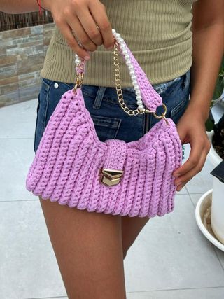 Bolso de mano y hombro tejido rosa con detalles do