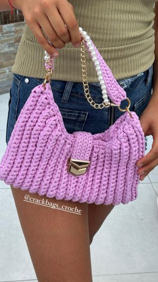 Bolso de mano y hombro tejido rosa con detalles do