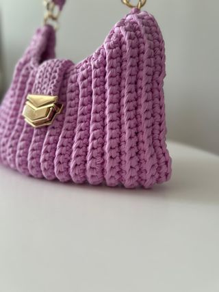 Bolso de mano y hombro tejido rosa con detalles do