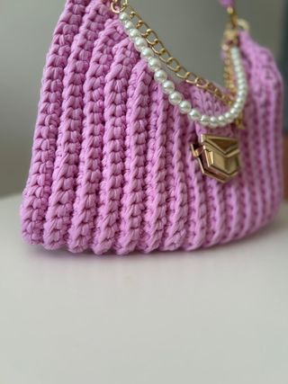 Bolso de mano y hombro tejido rosa con detalles do
