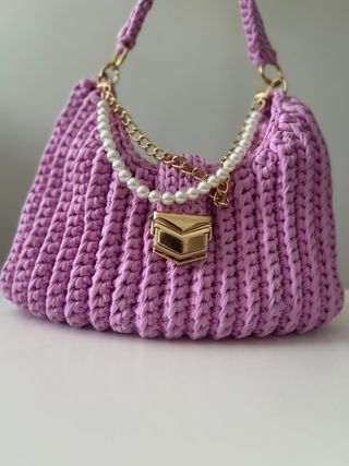 Bolso de mano y hombro tejido rosa con detalles do