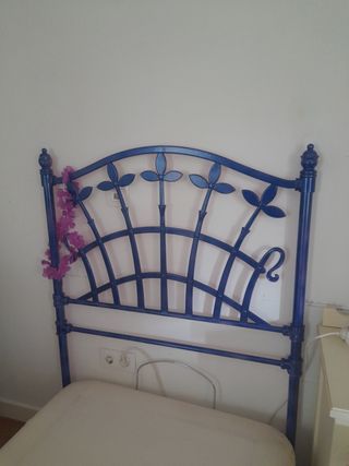 Cabecero de forja pintado de azul