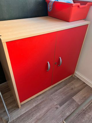 Mueble infantil rojo y madera