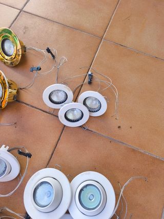 Luces empotrables dorados y blancos