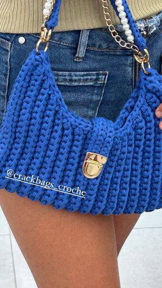 Bolso de mano y hombro azul crochet
