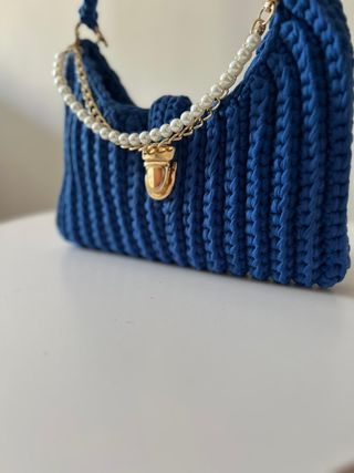 Bolso de mano y hombro azul crochet