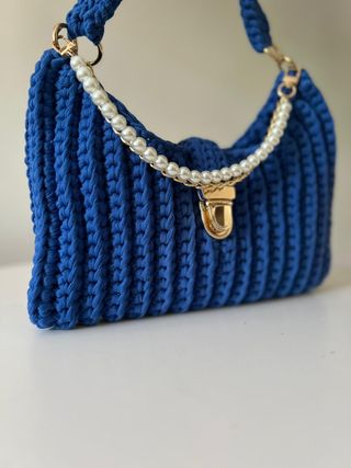 Bolso de mano y hombro azul crochet