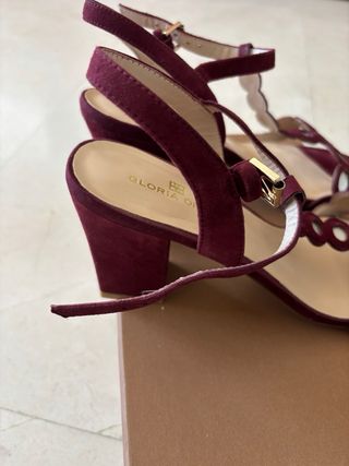 Sandalias tacón granate con círculos plateados