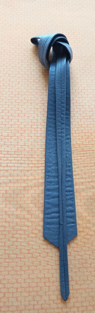 Corbata vitange piel gris para mujer