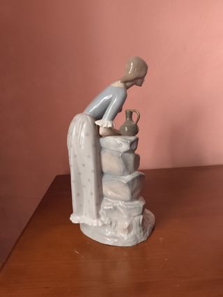 Figura Lladro Mujer Fuente