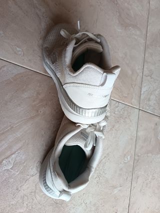 Zapatillas Skechers Blancas y Plateadas