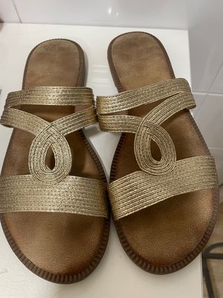 Sandalias doradas mujer