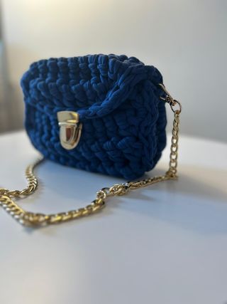 Bolso de hombro tejido a mano