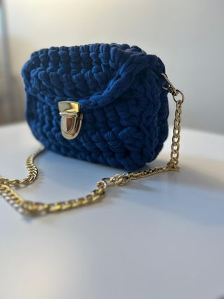Bolso de hombro tejido a mano