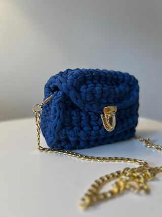 Bolso de hombro tejido a mano