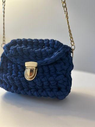 Bolso de hombro tejido a mano