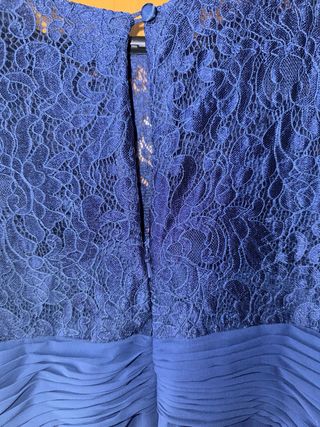 Vestido de fiesta azul con encaje