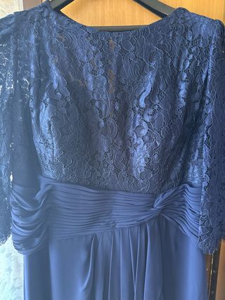 Vestido de fiesta azul con encaje
