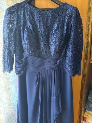 Vestido de fiesta azul con encaje