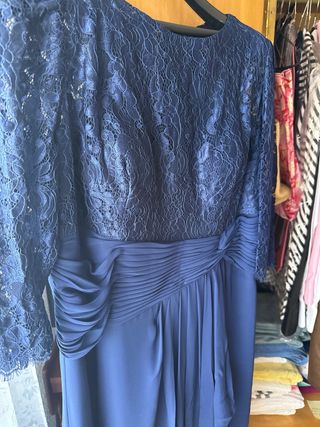 Vestido de fiesta azul con encaje