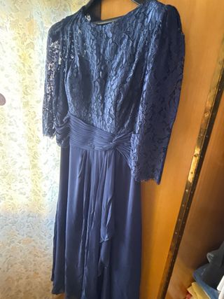 Vestido de fiesta azul con encaje