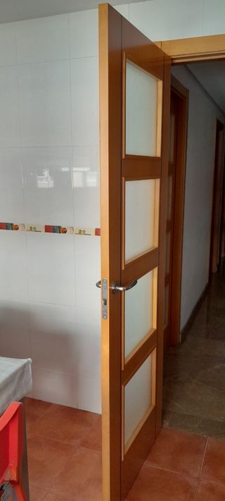 Puerta de madera maciza con cristal