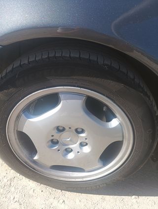 Llantas Mercedes con neumáticos nuevos
