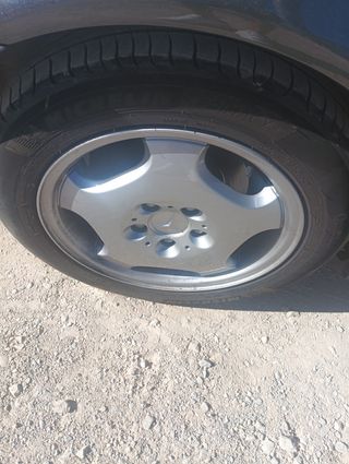Llantas Mercedes con neumáticos nuevos
