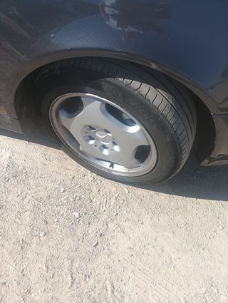 Llantas Mercedes con neumáticos nuevos
