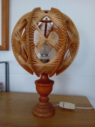 Lámpara nórdica vintage sobremesa madera y rafia