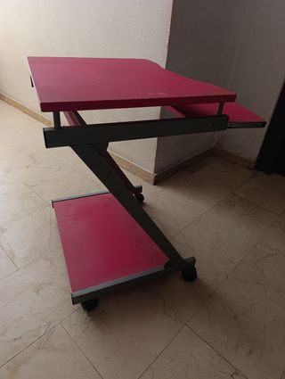 Mesa de PC Fucsia con Ruedas