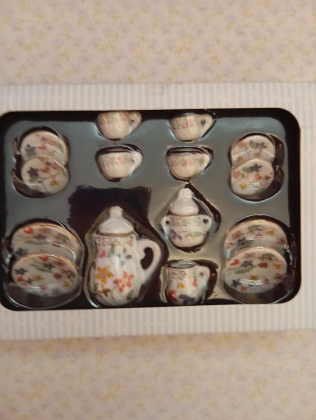 Vajilla de porcelana y cristalería de plástico tal