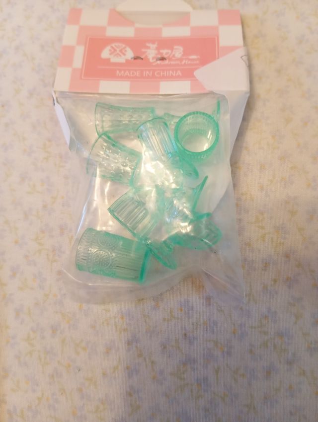 Vajilla de porcelana y cristalería de plástico tal