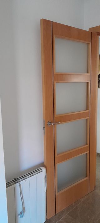 Puerta maciza madera con cristal