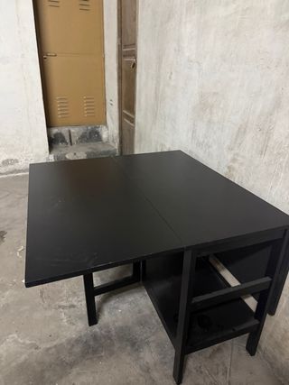 Mesa auxiliar y comedor negra