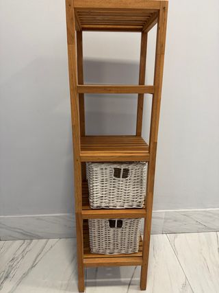 Estantería de madera con cestas