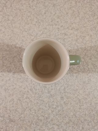 Tazza verde con albero nero