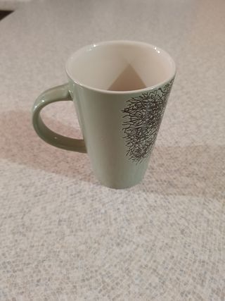 Tazza verde con albero nero