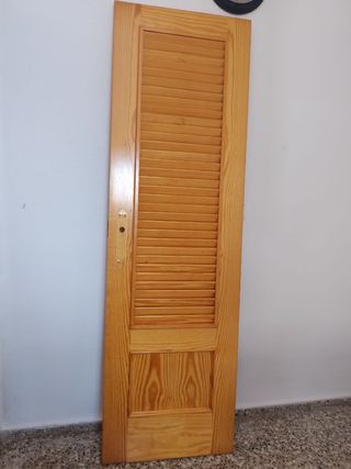 Puerta de madera con lamas