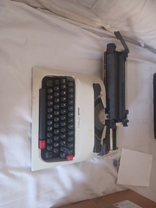 Máquina de escribir Olivetti Lettera 12