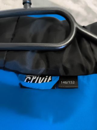 Chaqueta de esquí azul y negra