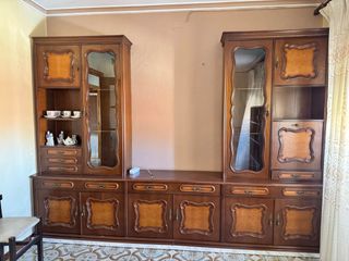 Mueble de comedor de madera y cristal