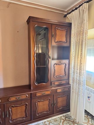 Mueble de comedor de madera y cristal