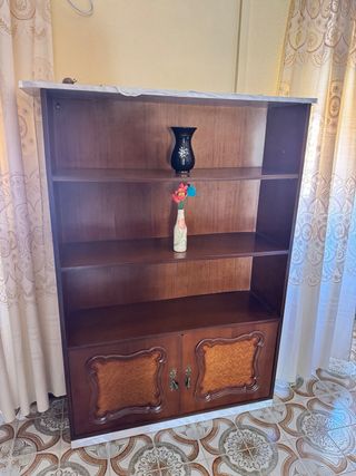 Mueble de comedor de madera y cristal