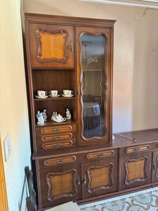 Mueble de comedor de madera y cristal