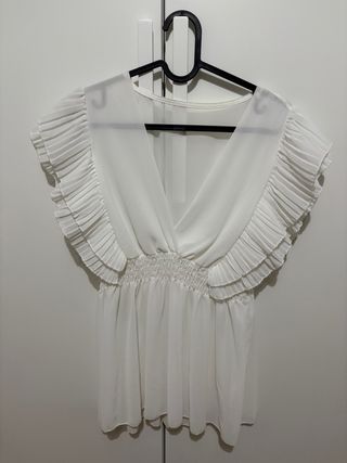 Blusa blanca con volantes