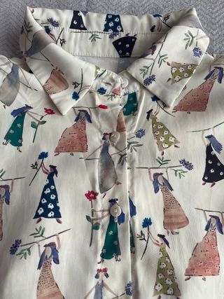 Blusa estampada con figuras de mujeres