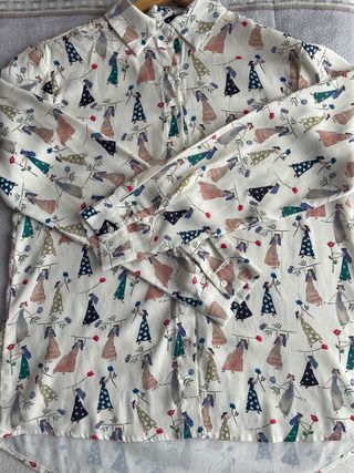 Blusa estampada con figuras de mujeres