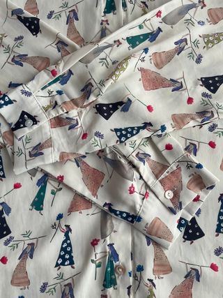 Blusa estampada con figuras de mujeres