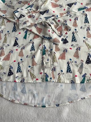 Blusa estampada con figuras de mujeres